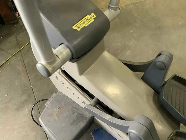 Technogym excite synchro visioweb crosstrainer - afbeelding 2 van  6