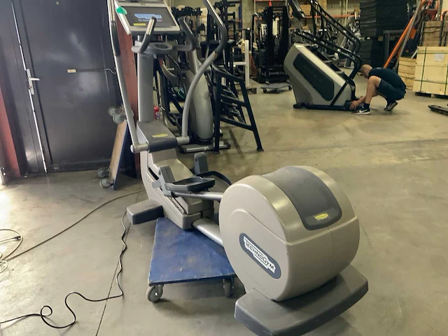 Technogym excite synchro visioweb crosstrainer - afbeelding 3 van  6