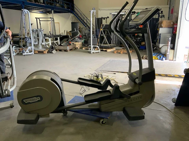 Technogym excite synchro visioweb crosstrainer - afbeelding 4 van  6