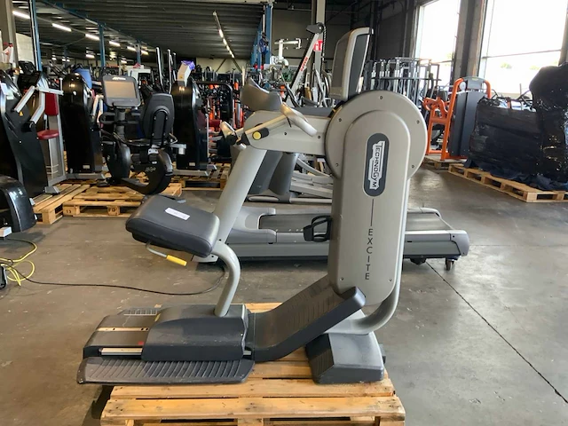 Technogym excite top 700 led crosstrainer - afbeelding 1 van  6