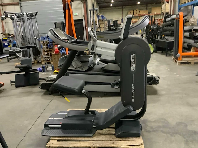Technogym excite top 700 led crosstrainer - afbeelding 1 van  7