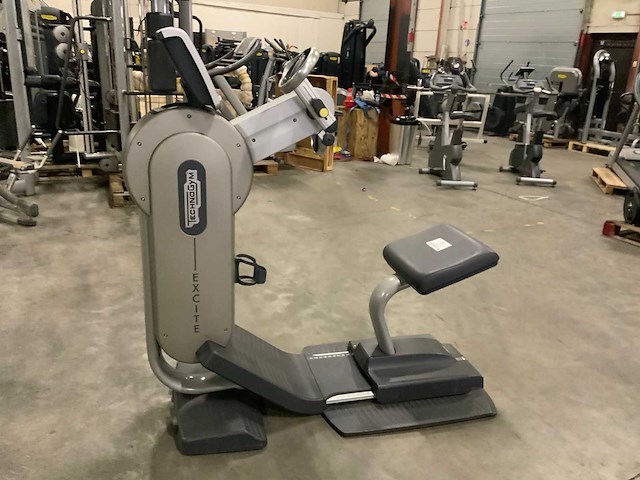 Technogym excite top 700 led crosstrainer - afbeelding 1 van  5