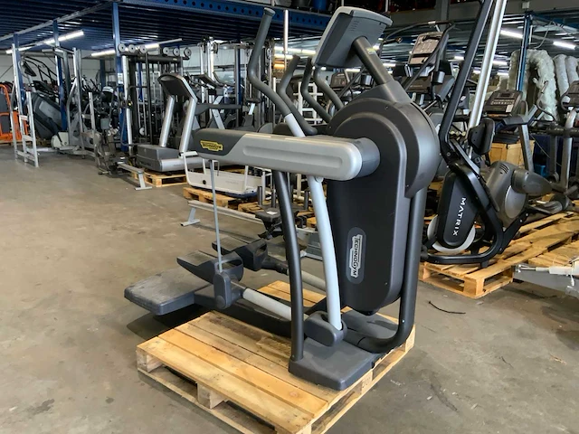 Technogym excite vario 500 500 led crosstrainer - afbeelding 1 van  5