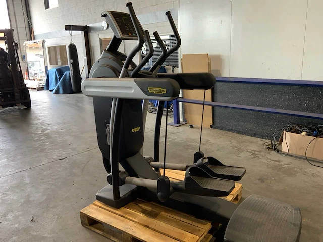 Technogym excite vario 500 500 led crosstrainer - afbeelding 4 van  5