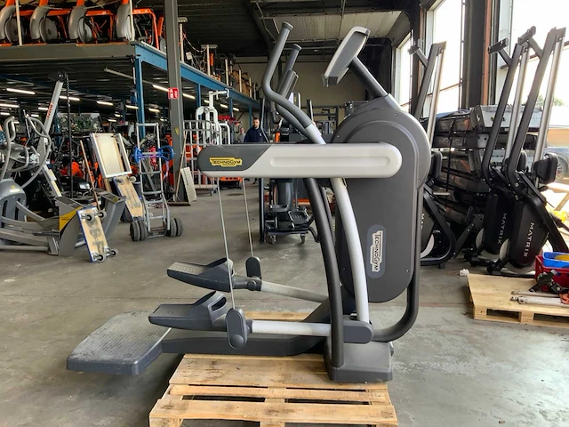 Technogym excite vario 500 500 led crosstrainer - afbeelding 1 van  7