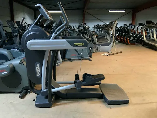 Technogym excite+ vario 500 led crosstrainer - afbeelding 1 van  5