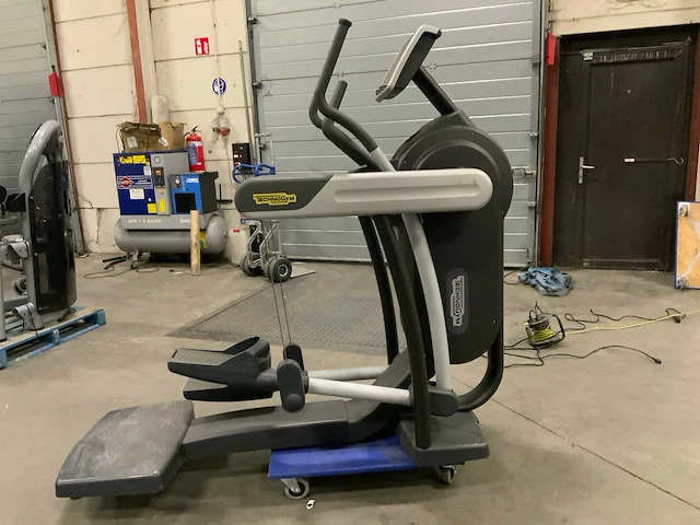 Technogym excite vario 500 led crosstrainer - afbeelding 2 van  5