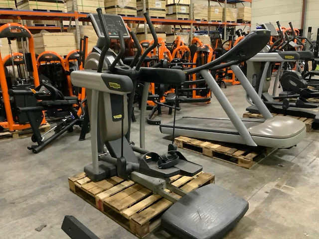 Technogym excite vario 500 led crosstrainer - afbeelding 1 van  6