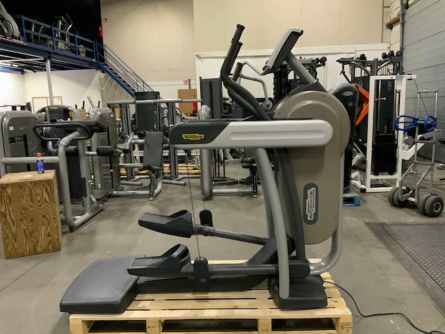 Technogym excite vario 700 led crosstrainer - afbeelding 1 van  7
