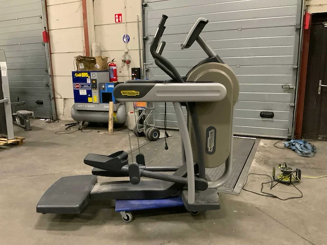 Technogym excite vario 700 led crosstrainer - afbeelding 2 van  5