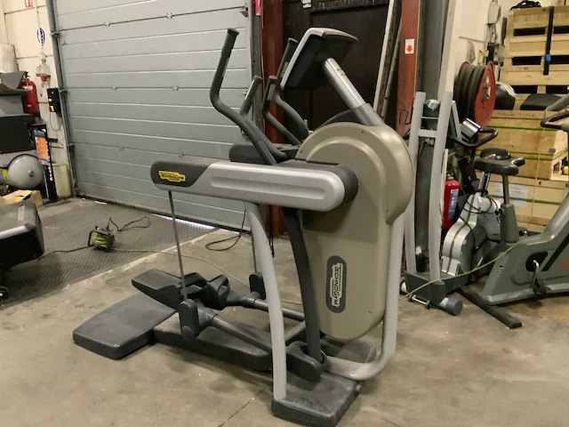 Technogym excite vario 700 led crosstrainer - afbeelding 1 van  5