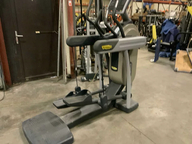 Technogym excite vario 700 led crosstrainer - afbeelding 3 van  5