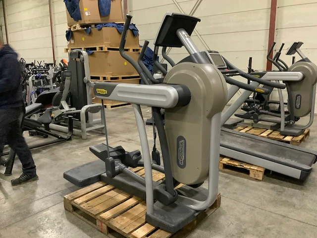 Technogym excite vario 700 led crosstrainer - afbeelding 4 van  5