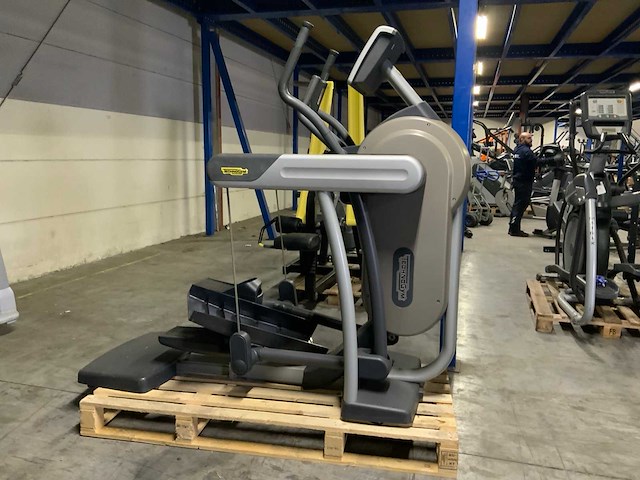Technogym excite vario 700 led crosstrainer - afbeelding 1 van  5