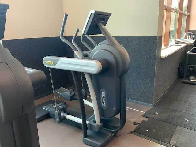 Technogym excite vario 700 visioweb crosstrainer - afbeelding 1 van  6