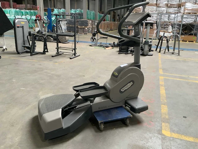 Technogym excite wave 700 led crosstrainer - afbeelding 1 van  5