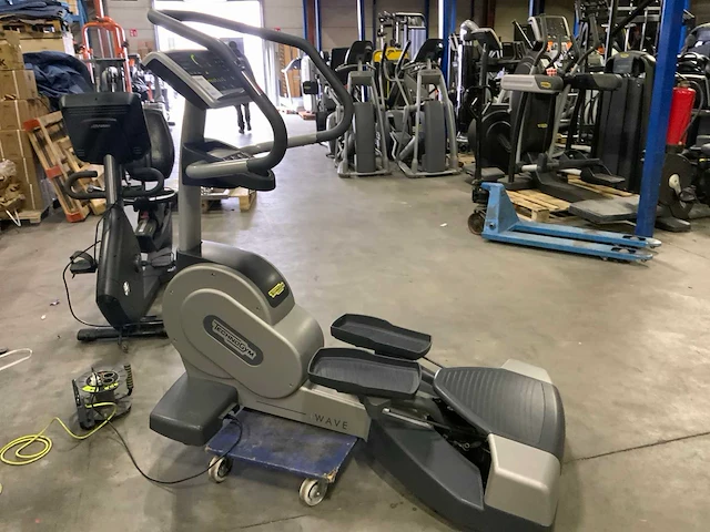 Technogym excite wave 700 led crosstrainer - afbeelding 1 van  5