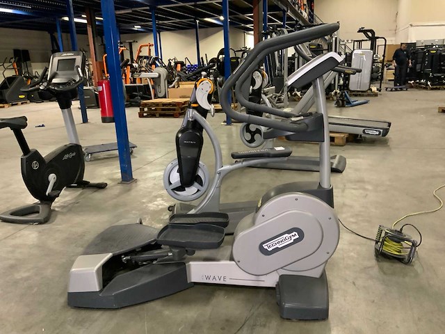 Technogym excite wave 700 led crosstrainer - afbeelding 1 van  6