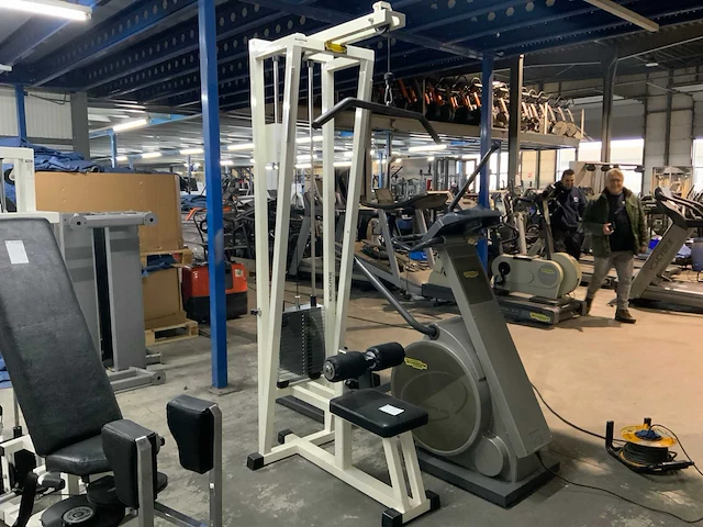 Technogym isotonic lat machine krachtstation - afbeelding 1 van  6