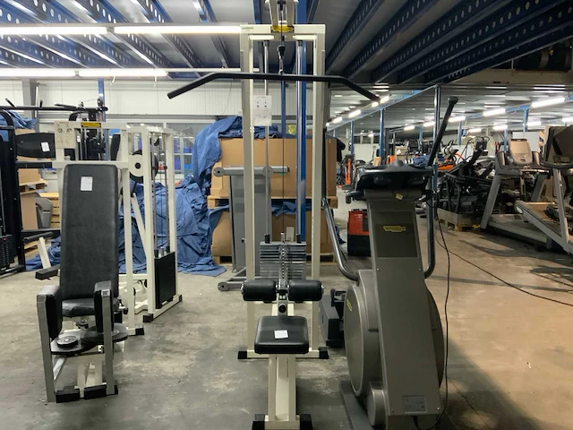 Technogym isotonic lat machine krachtstation - afbeelding 4 van  6