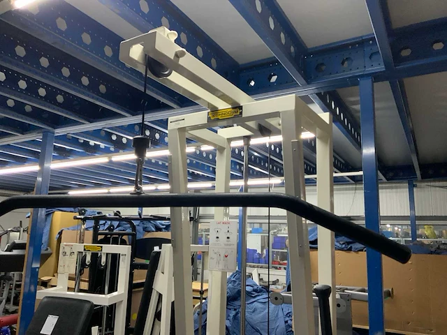Technogym isotonic lat machine krachtstation - afbeelding 6 van  6