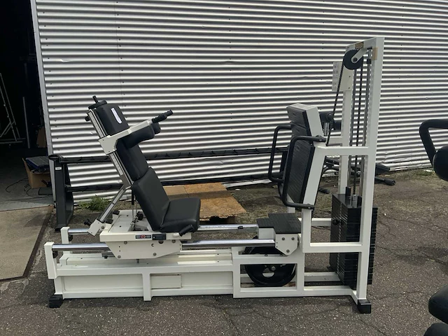 Technogym isotonic legpress krachtstation - afbeelding 1 van  5