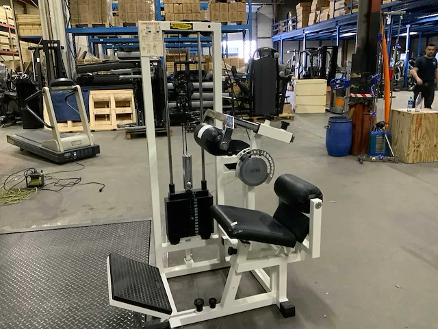 Technogym isotonic lowerback bench r.o.m. krachtstation - afbeelding 1 van  6