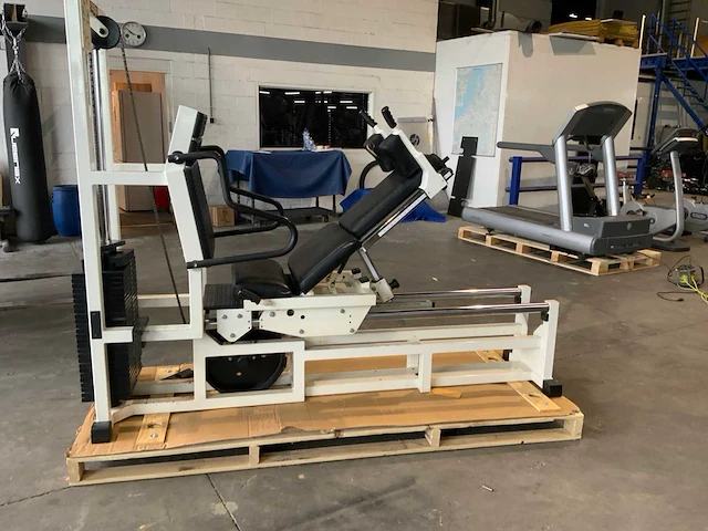Technogym isotonic mechanisch legpress krachtstation - afbeelding 1 van  5