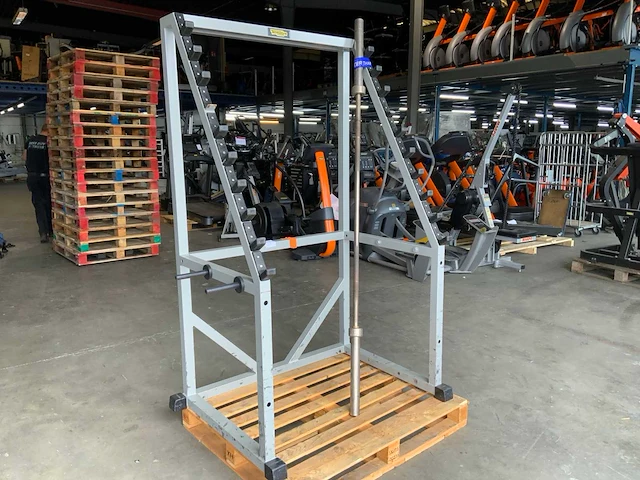 Technogym isotonic met stang squat rek krachtstation - afbeelding 1 van  5