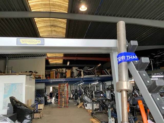 Technogym isotonic met stang squat rek krachtstation - afbeelding 4 van  5