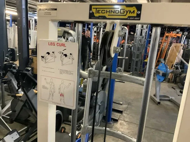 Technogym isotonic phrone legcurl krachtstation - afbeelding 3 van  5