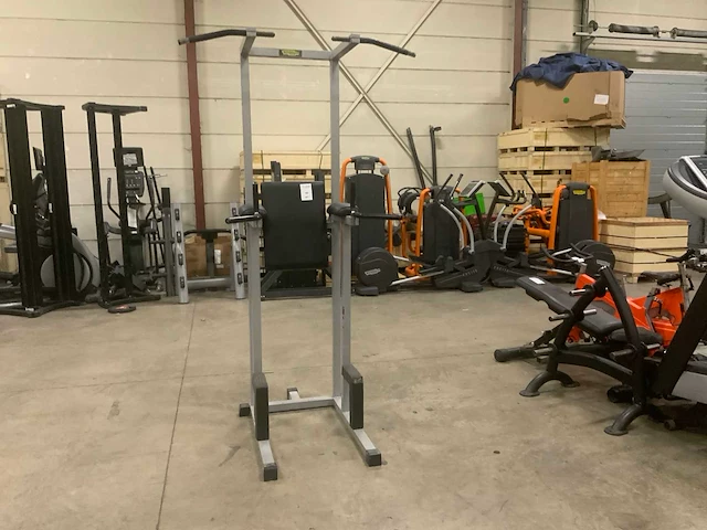 Technogym isotonic pull leg raise krachtstation - afbeelding 1 van  5