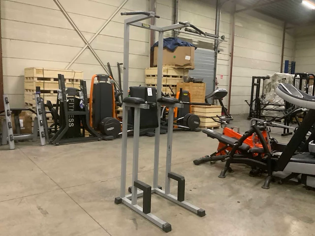 Technogym isotonic pull leg raise krachtstation - afbeelding 2 van  5