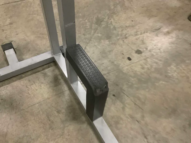 Technogym isotonic pull leg raise krachtstation - afbeelding 3 van  5