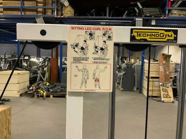Technogym isotonic seated leg curl rom krachtstation - afbeelding 4 van  6