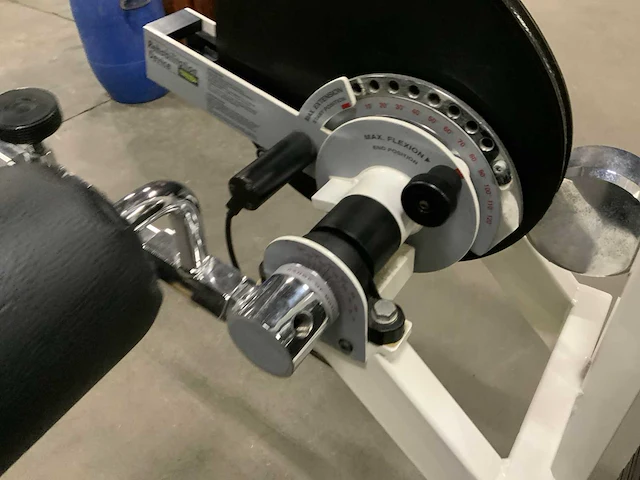 Technogym isotonic seated leg curl rom krachtstation - afbeelding 5 van  6