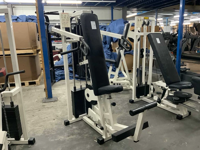 Technogym isotonic shoulderpress krachtstation - afbeelding 1 van  6