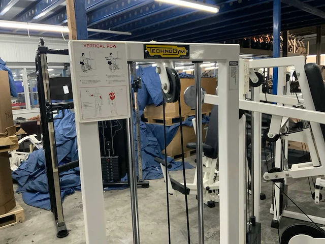 Technogym isotonic vertical row krachtstation - afbeelding 2 van  5