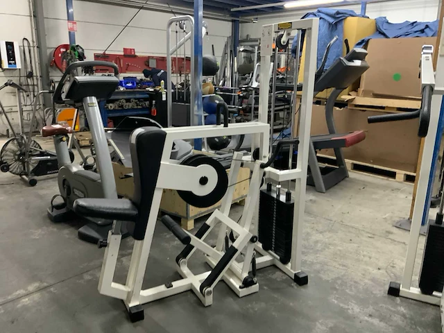 Technogym isotonic vertical row krachtstation - afbeelding 3 van  5