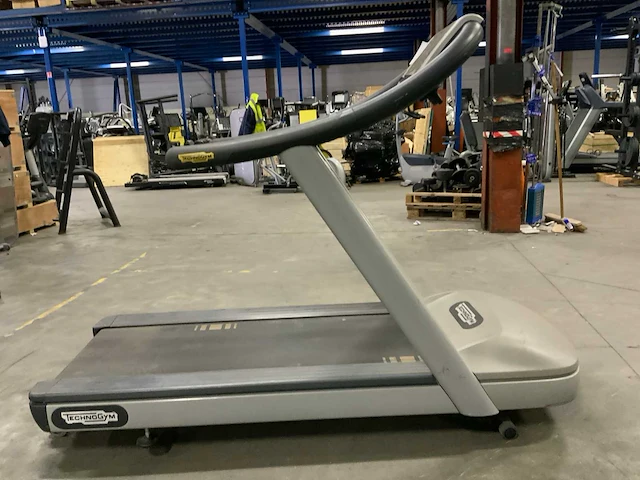 Technogym jog now 500 led loopband - afbeelding 1 van  5