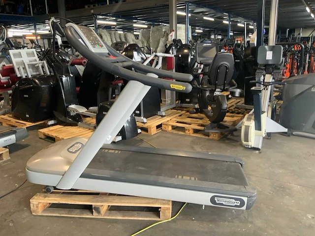 Technogym jog now 500 led loopband - afbeelding 1 van  6