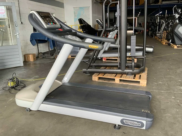 Technogym jog now 500 led loopband - afbeelding 2 van  5