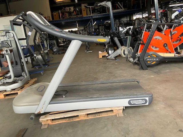 Technogym jog now 500 led loopband - afbeelding 1 van  6