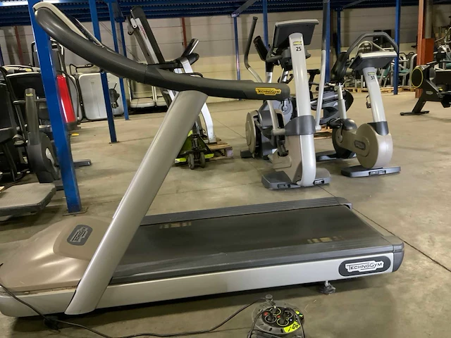 Technogym jog now 500 led loopband - afbeelding 1 van  5