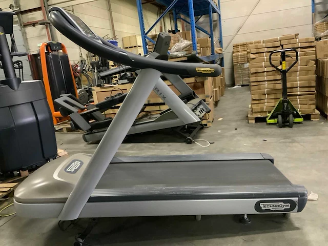 Technogym jog now 500 led loopband - afbeelding 1 van  6