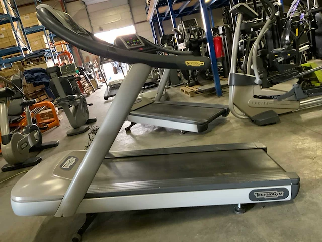 Technogym jog now 500 led loopband - afbeelding 1 van  5