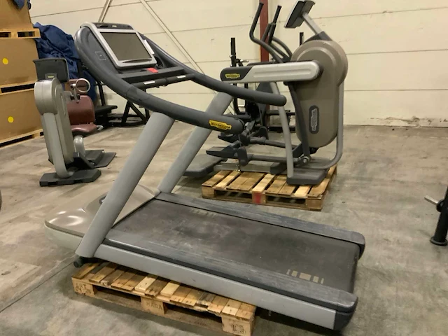 Technogym jog now 700 tv loopband - afbeelding 1 van  7