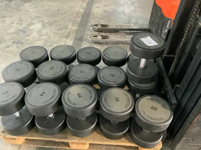 Technogym pu dumbbells 32kg t/m 46kg krachtstation - afbeelding 2 van  4