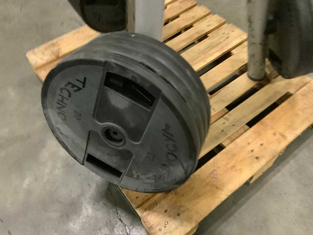 Technogym pu schijven 50mm met rek 12x20kg;8x10kg;4x2,5kg;2x1,25kg krachtstation - afbeelding 4 van  7
