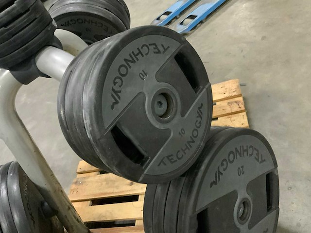 Technogym pu schijven 50mm met rek 12x20kg;8x10kg;4x2,5kg;2x1,25kg krachtstation - afbeelding 5 van  7